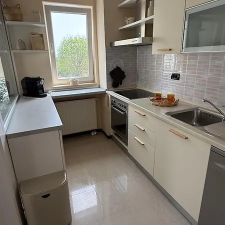 Lumos - Light Filled Retreat With Garage Parking In Appartement Pula